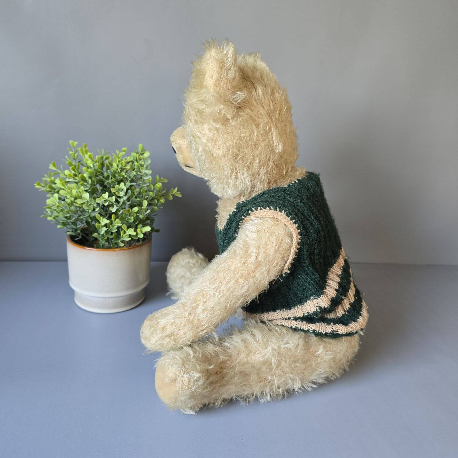 Großer alter Vintage Teddy mit Holzwolle gefüllt