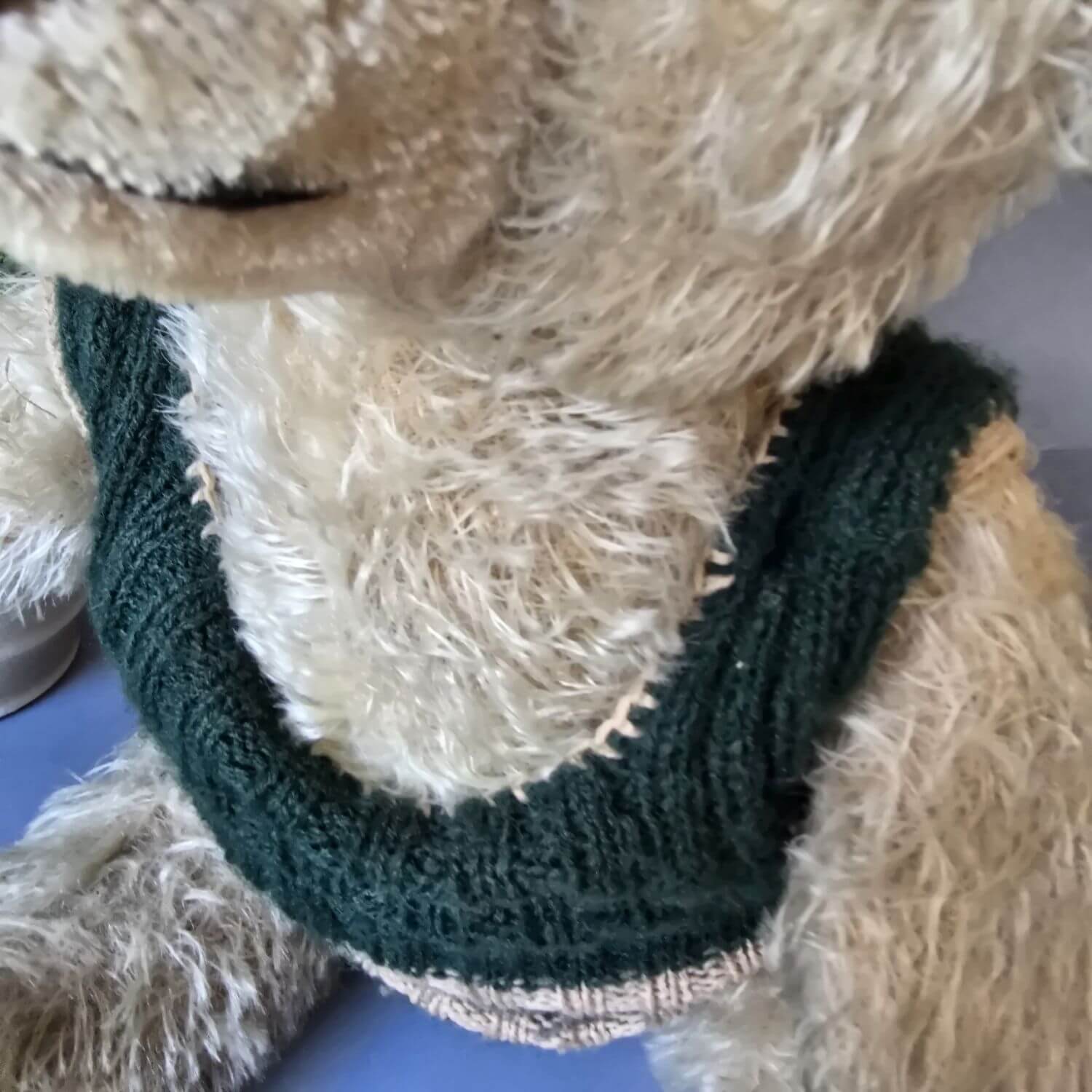 Großer alter Vintage Teddy mit Holzwolle gefüllt