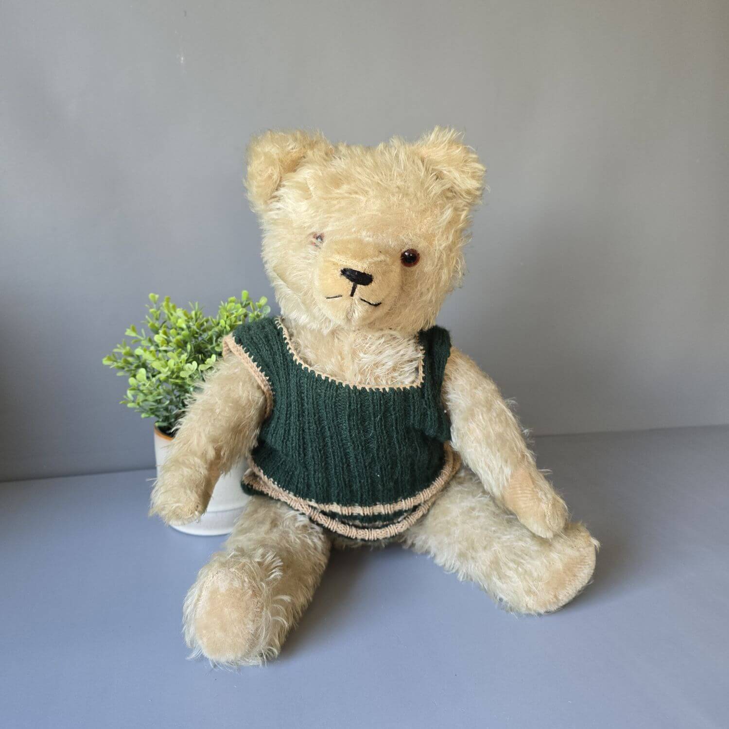 Großer alter Vintage Teddy mit Holzwolle gefüllt