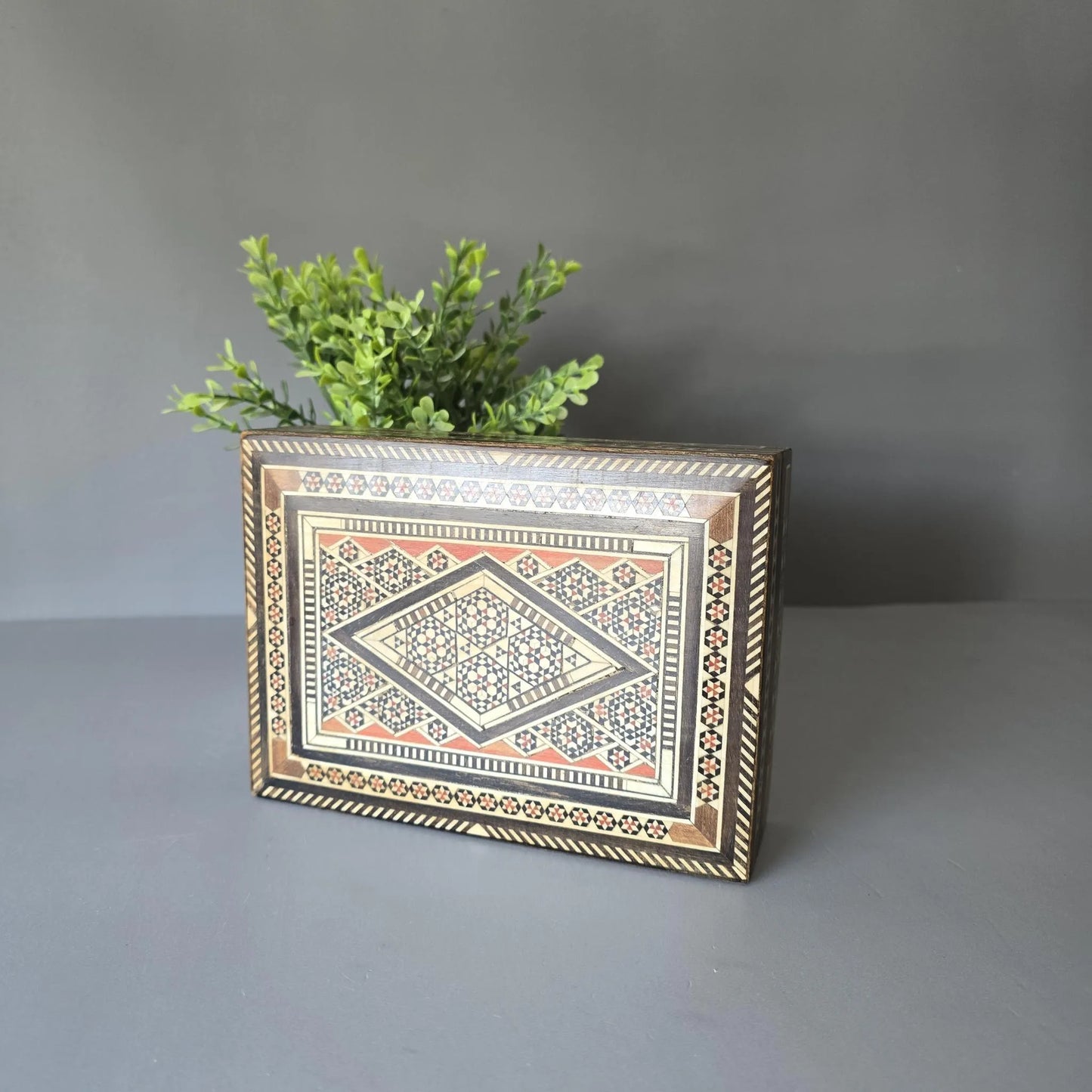Orientalische Holzdose mit Intarsien - Schatulle aus Holz