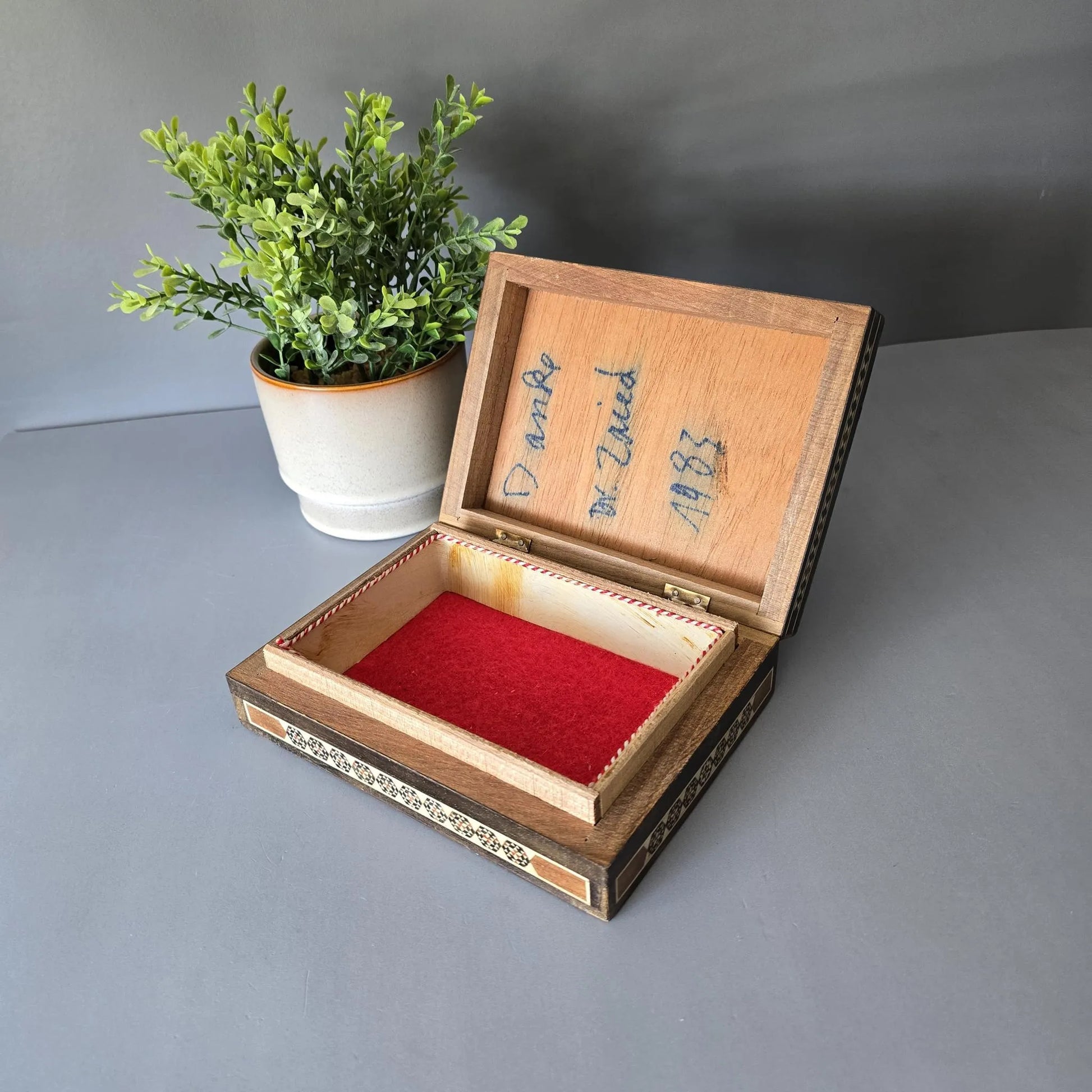 Orientalische Holzdose mit Intarsien - Schatulle aus Holz