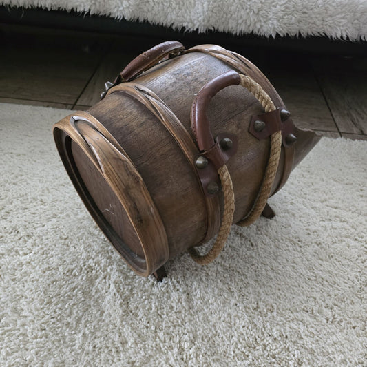 Vintage Holzfass als dekorative Aufbewahrung