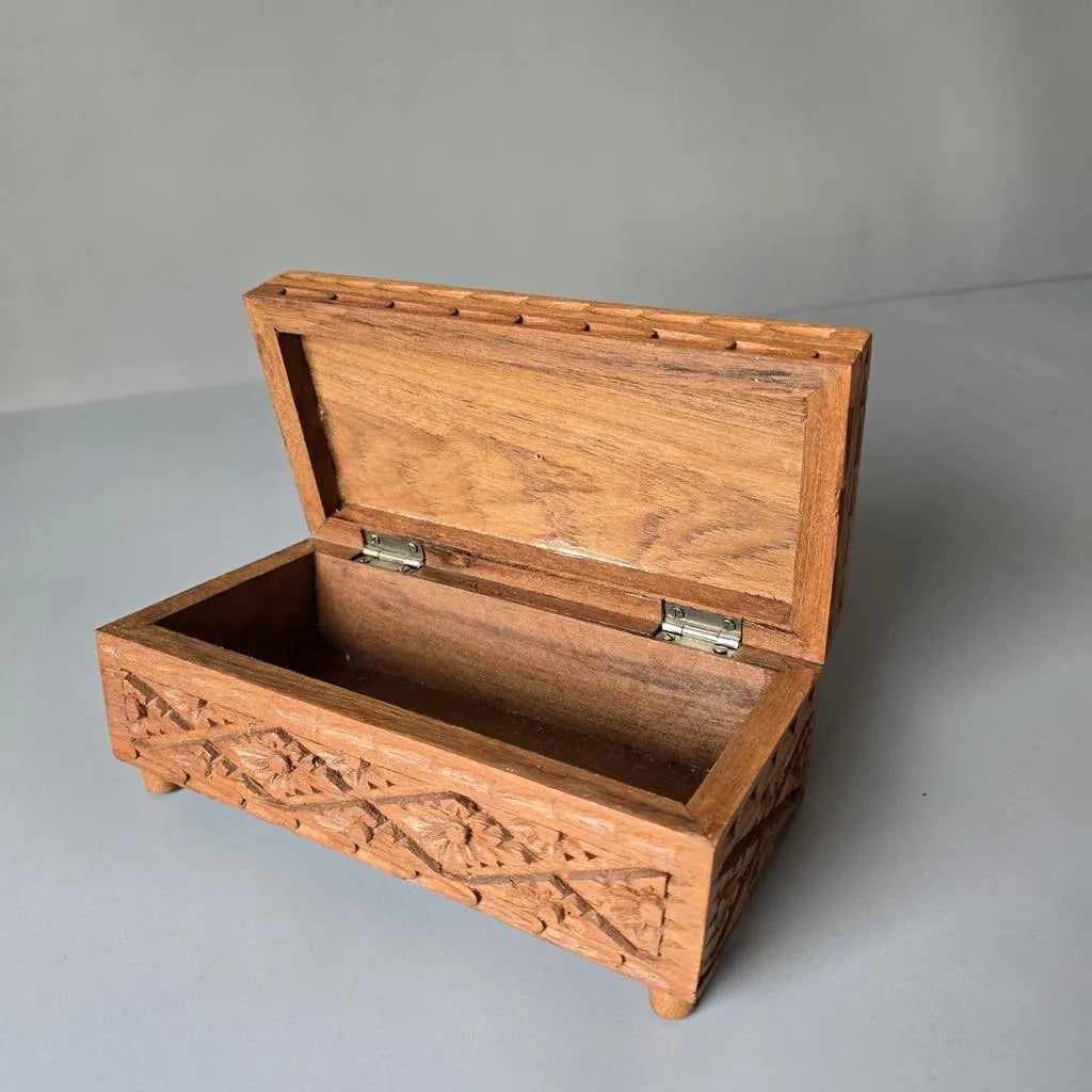 Kleine Schatulle aus Holz mit Kerbschnitzerei