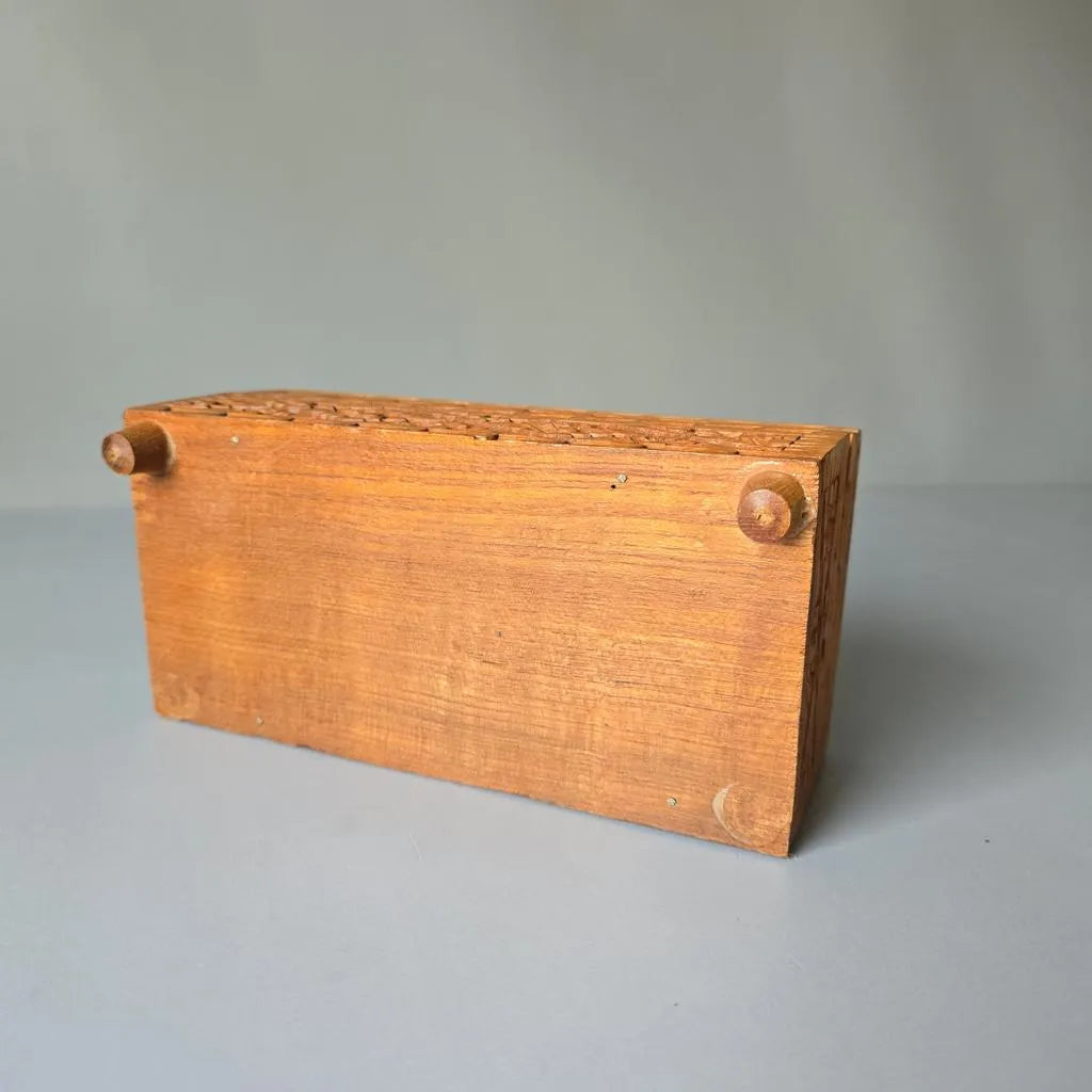 Kleine Schatulle aus Holz mit Kerbschnitzerei