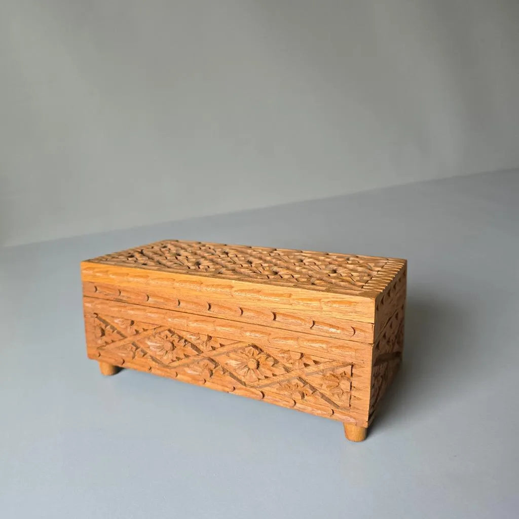 Kleine Schatulle aus Holz mit Kerbschnitzerei