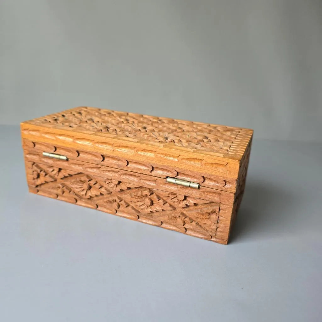 Kleine Schatulle aus Holz mit Kerbschnitzerei