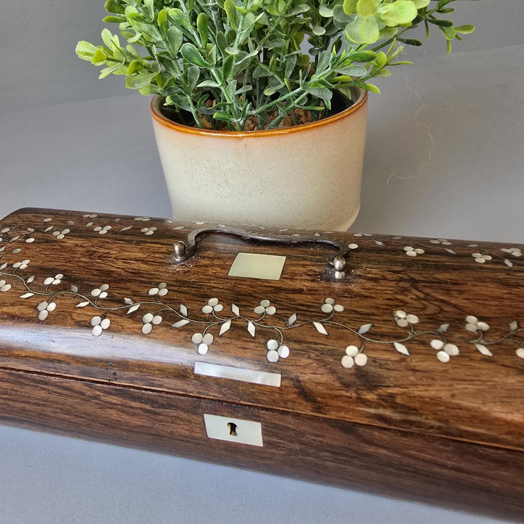 Schatulle mit Perlmutt Intarsien