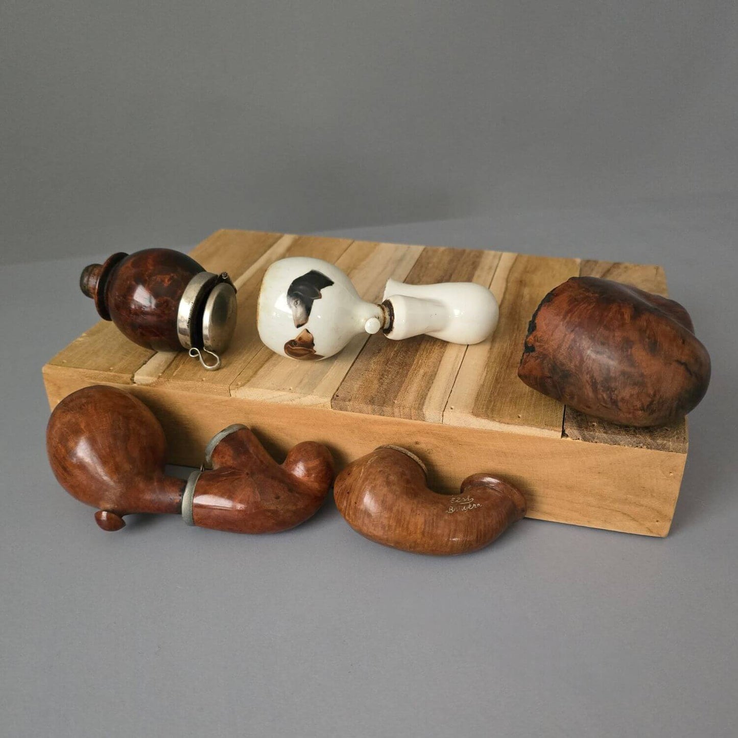 Set alte Pfeifenköpfe und Verbindungsstücke, Porzellan, Holz