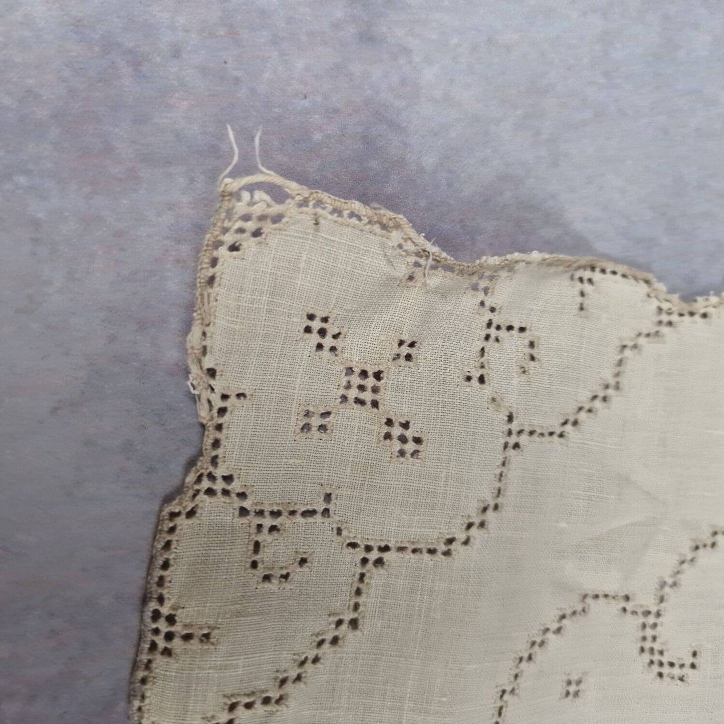 Vintage Leinen Zierdecke - Handarbeit mit Ajourstickerei