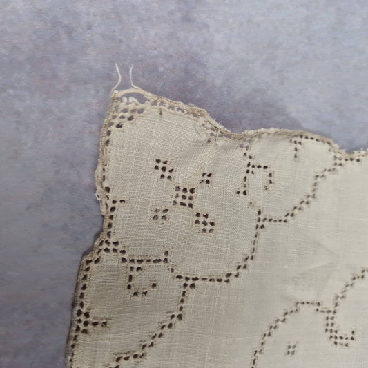 Vintage Leinen Zierdecke - Handarbeit mit Ajourstickerei