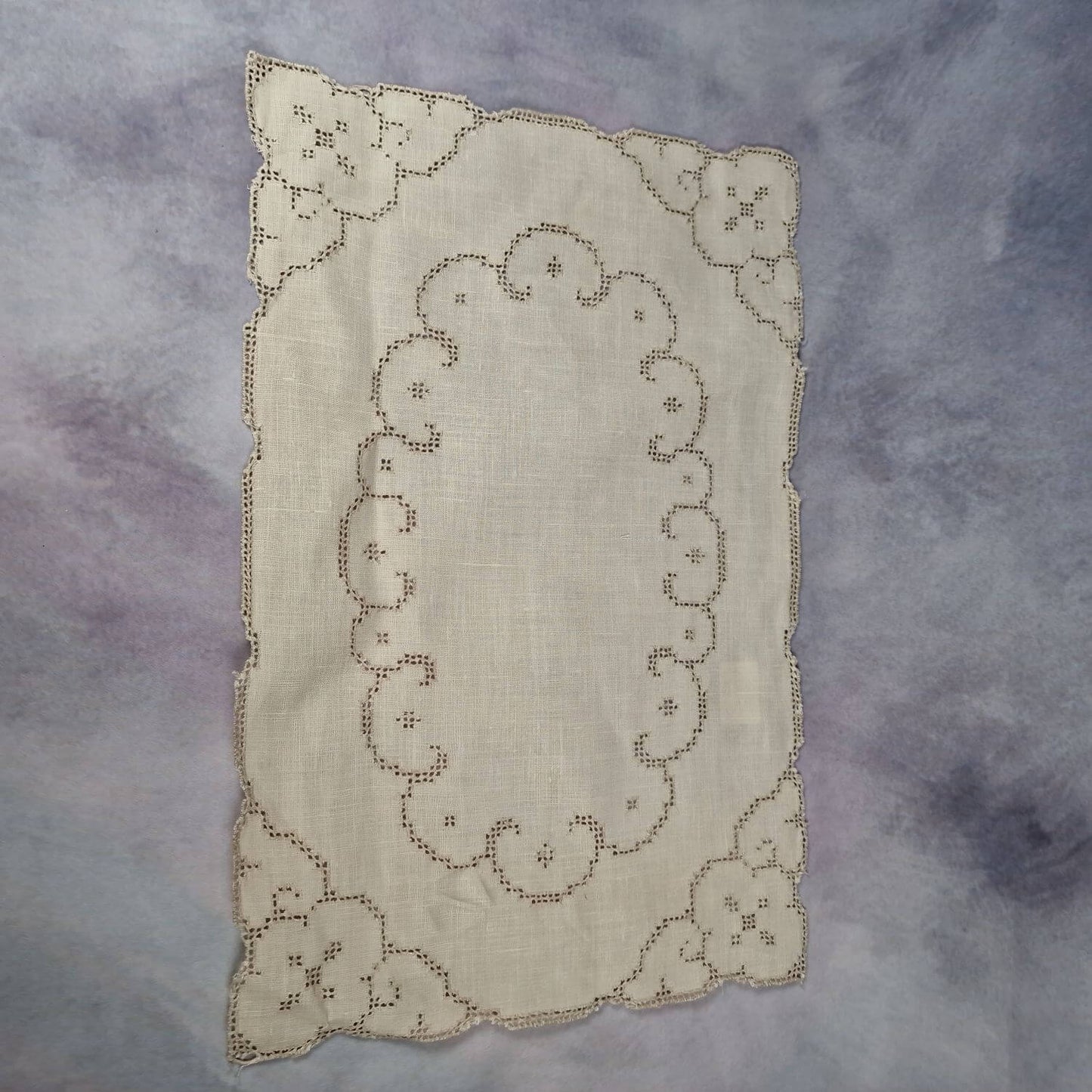 Vintage Leinen Zierdecke - Handarbeit mit Ajourstickerei