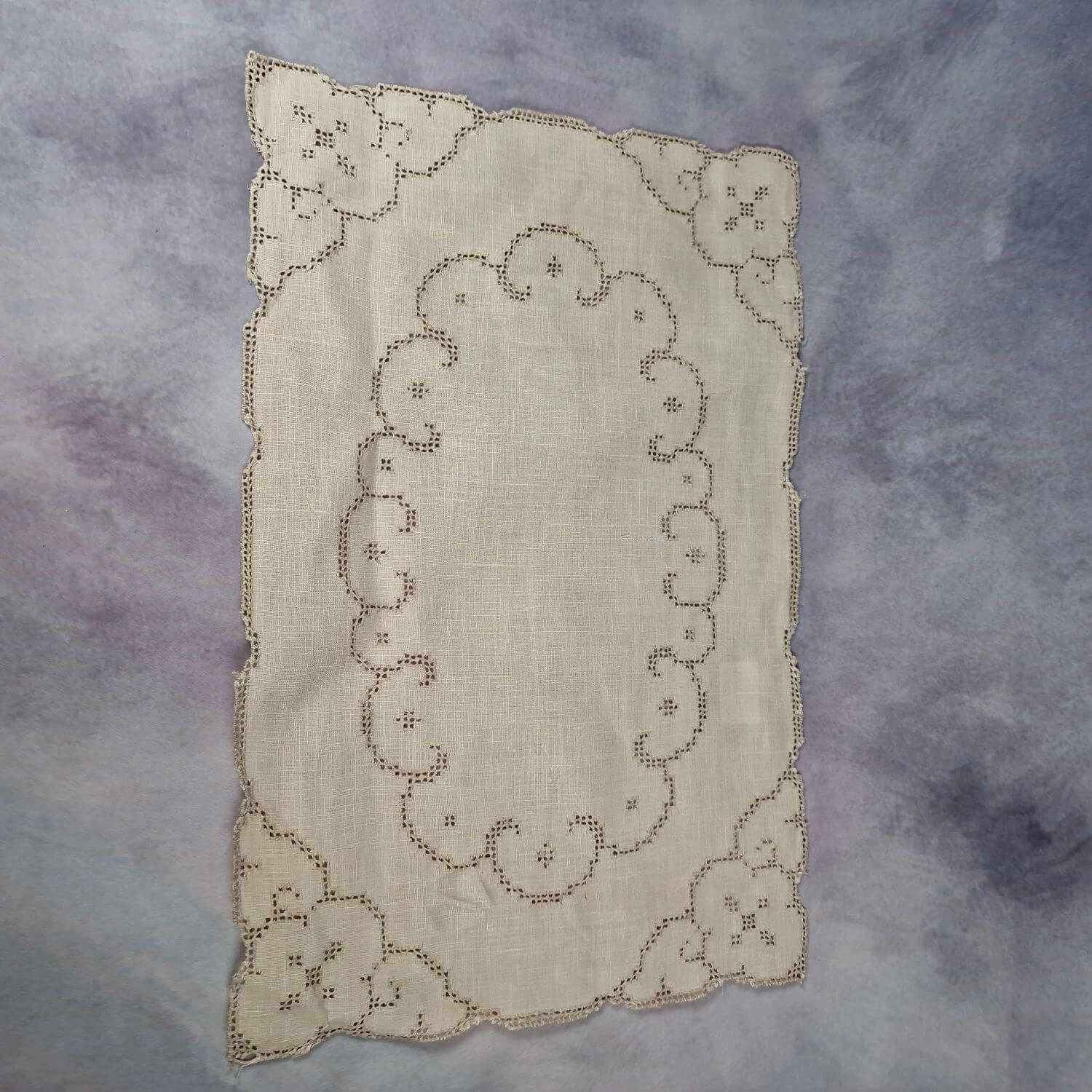 Vintage Leinen Zierdecke - Handarbeit mit Ajourstickerei