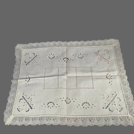 Vintage Leinen Zierdecke - Handarbeit mit Stickerei und Klöppelspitze