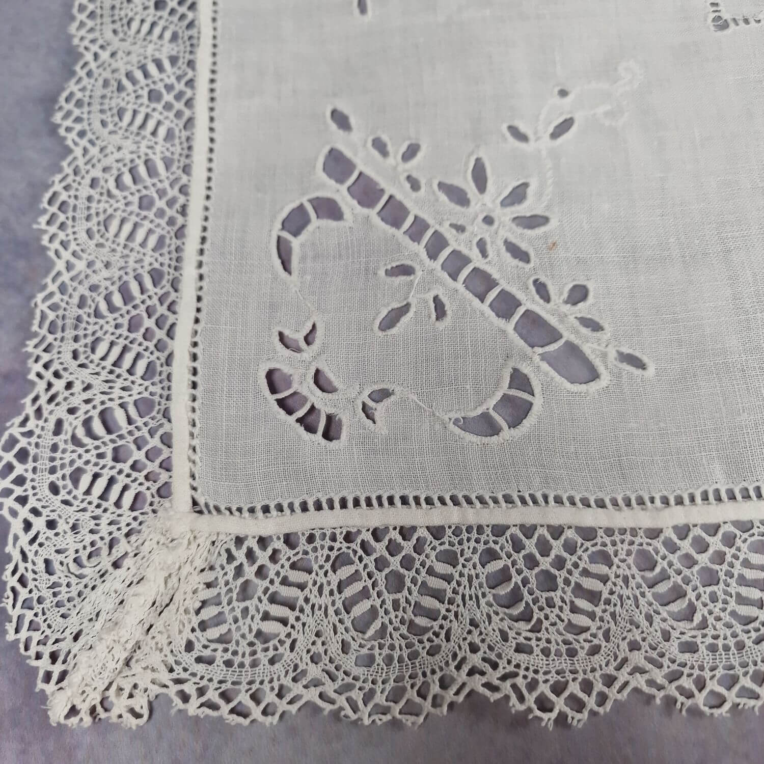 Vintage Leinen Zierdecke - Handarbeit mit Stickerei und Klöppelspitze