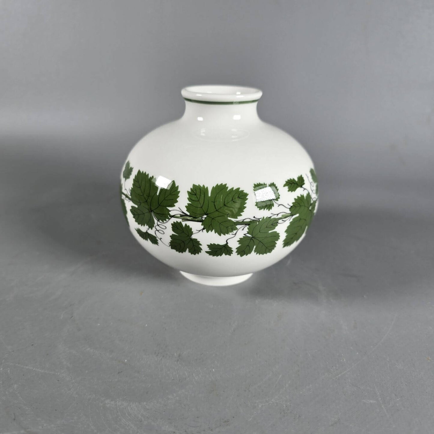 Kleine bauchige Meissen Vase - Weinlaub Ranke - Kugelvase