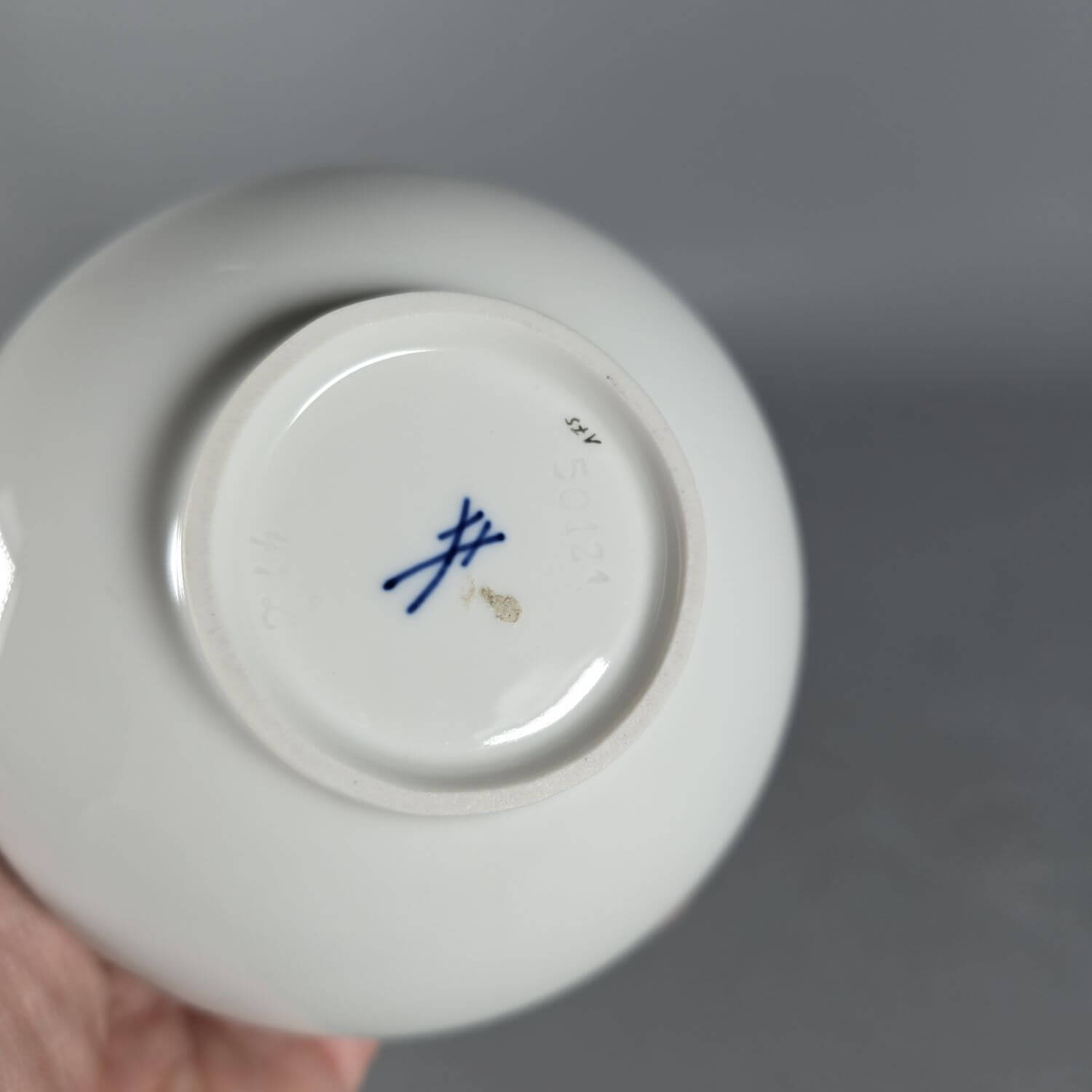 Kleine bauchige Meissen Vase - Weinlaub Ranke - Kugelvase
