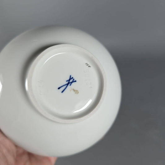 Kleine bauchige Meissen Vase - Weinlaub Ranke - Kugelvase