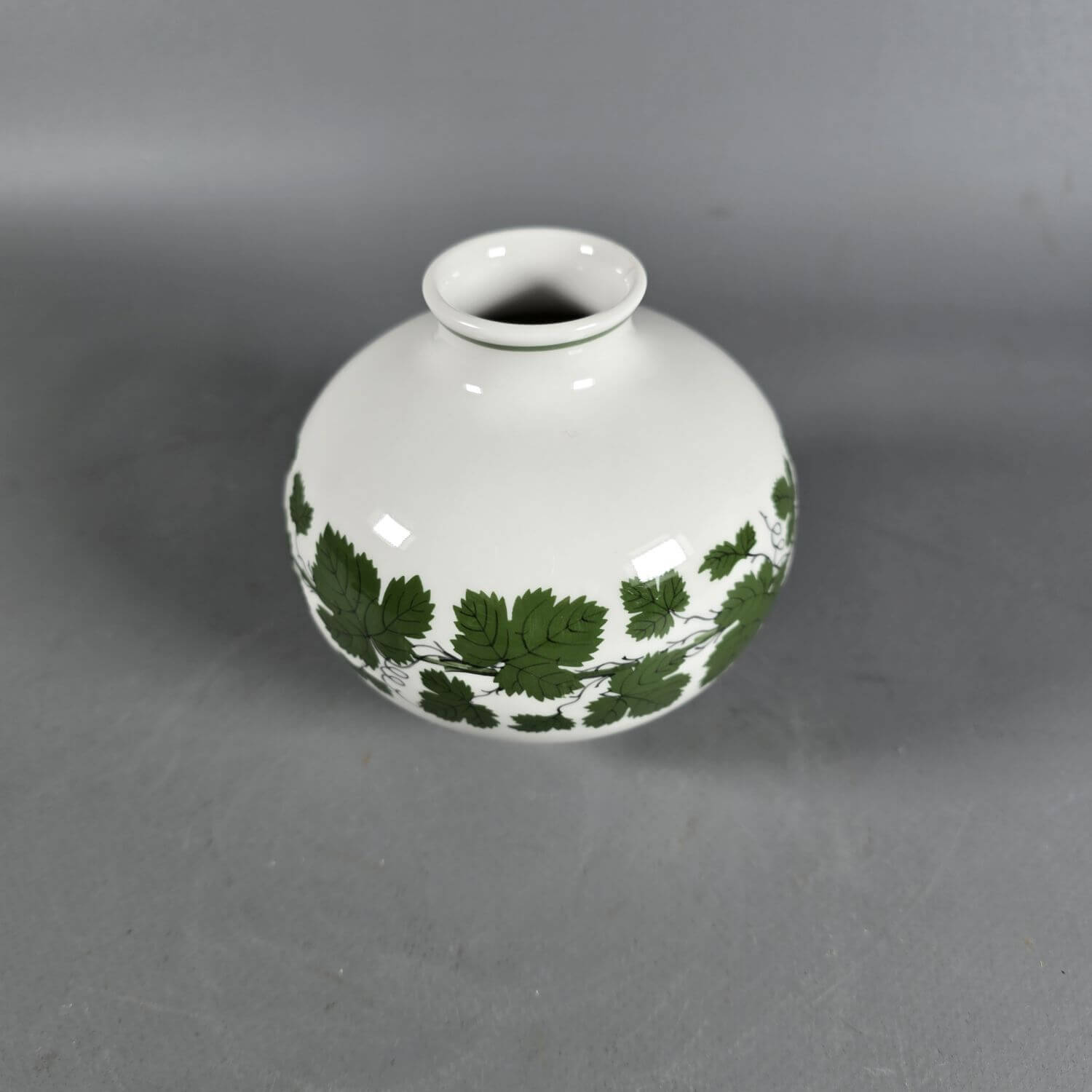 Kleine bauchige Meissen Vase - Weinlaub Ranke - Kugelvase