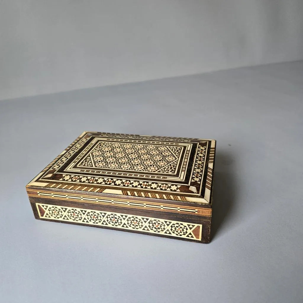 Orientalische Schmuckschatulle aus Holz mit Intarsien