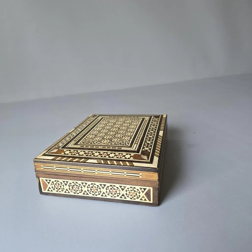 Orientalische Schmuckschatulle aus Holz mit Intarsien