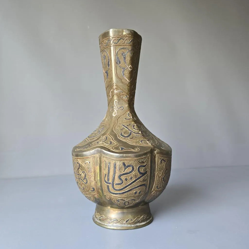 Vase aus Syrien oder Persien, Messing mit Silber und Kupfer verziert