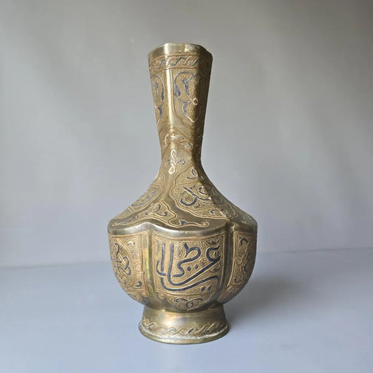 Vase aus Syrien oder Persien, Messing mit Silber und Kupfer verziert