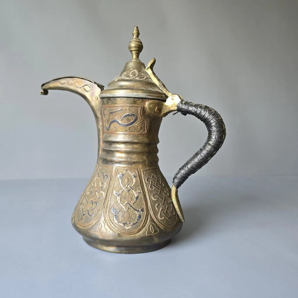 Orientalische Kaffeekanne, Dallah aus Messing