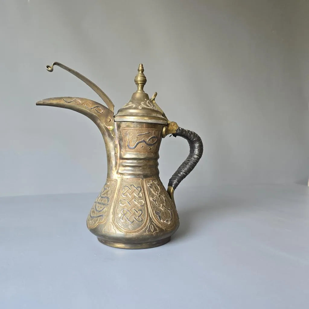 Orientalische Kaffeekanne, Dallah aus Messing