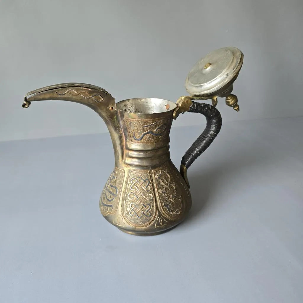 Orientalische Kaffeekanne, Dallah aus Messing