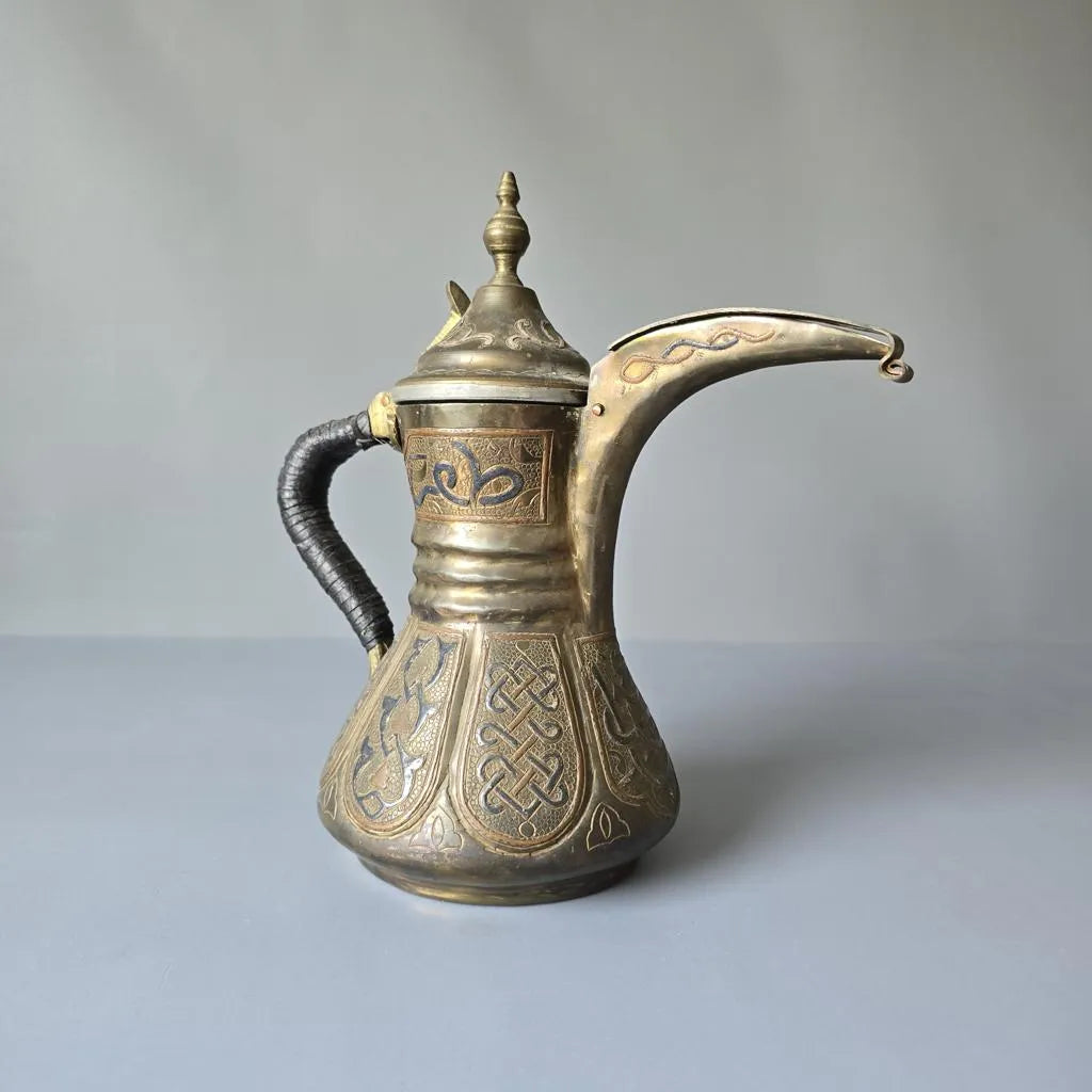 Orientalische Kaffeekanne, Dallah aus Messing