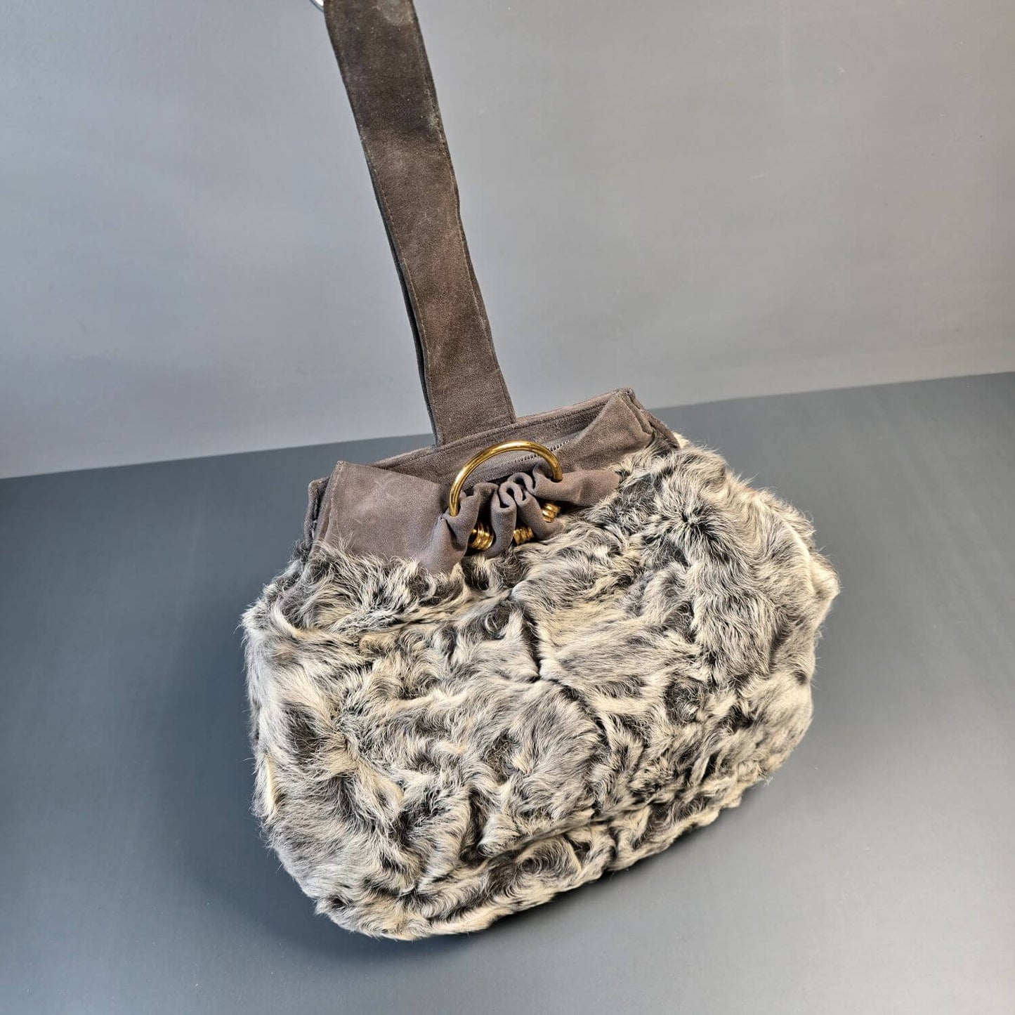 Handtasche mit intergriertem Pelzmuff