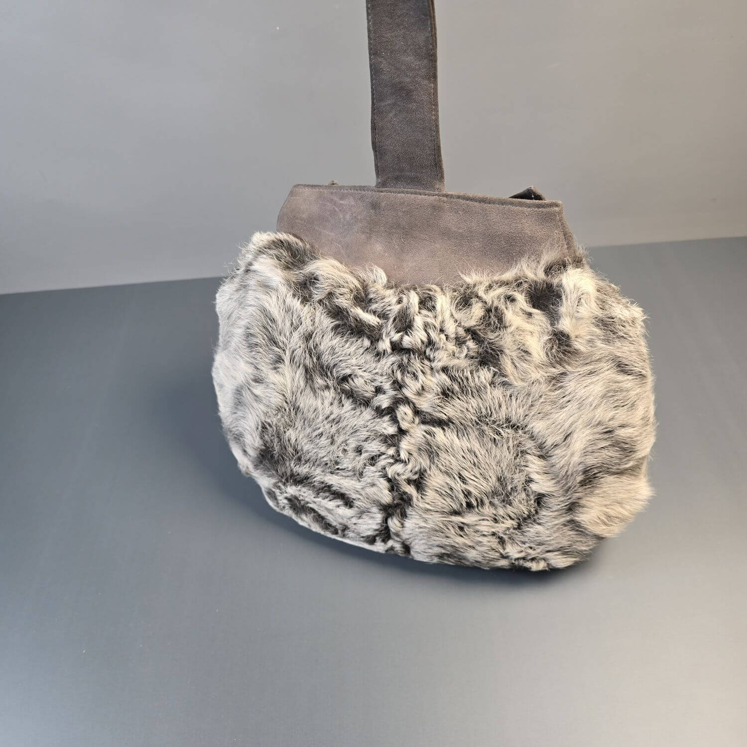 Handtasche mit intergriertem Pelzmuff
