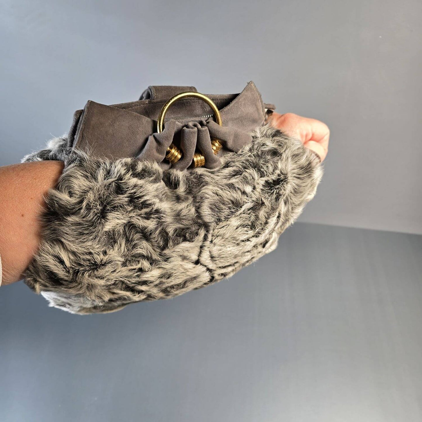 Handtasche mit intergriertem Pelzmuff