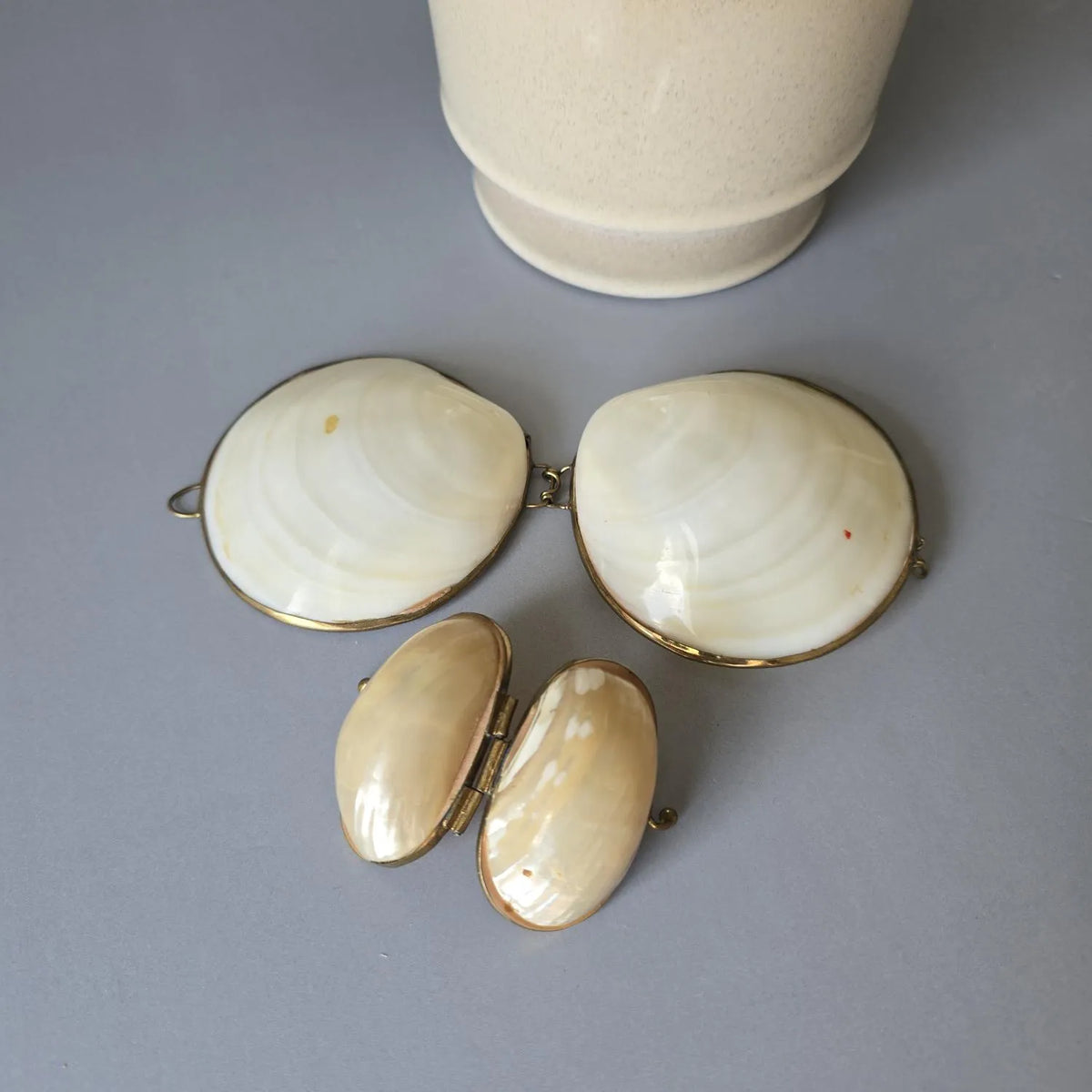 Zwei kleine Schatullen aus Perlmutt - Muschelschale mit Messingfassung - Pillendosen
