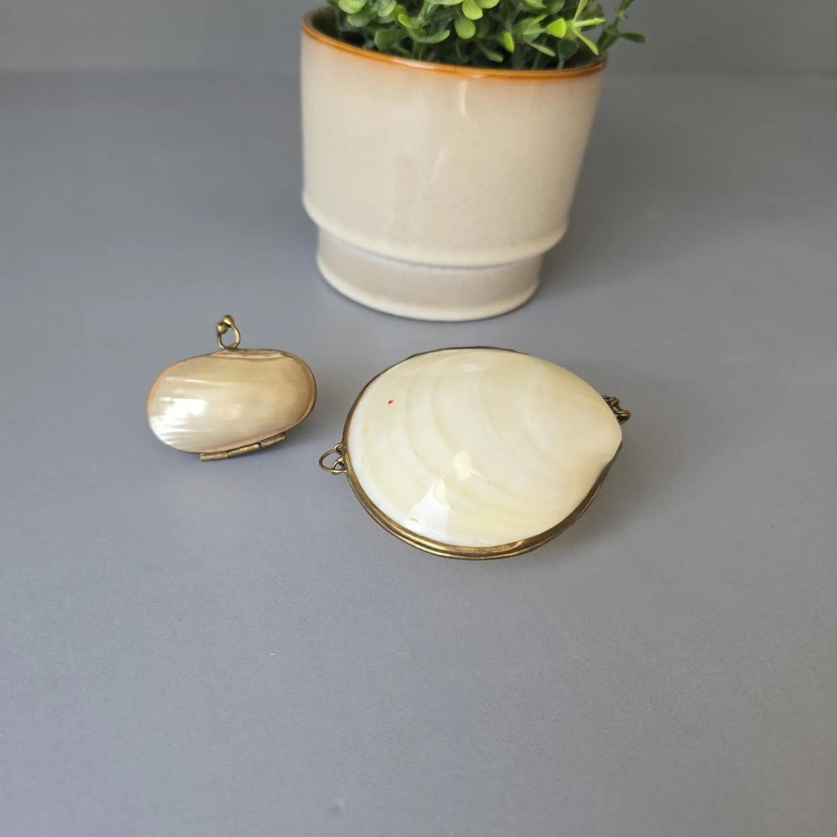 Zwei kleine Schatullen aus Perlmutt - Muschelschale mit Messingfassung - Pillendosen