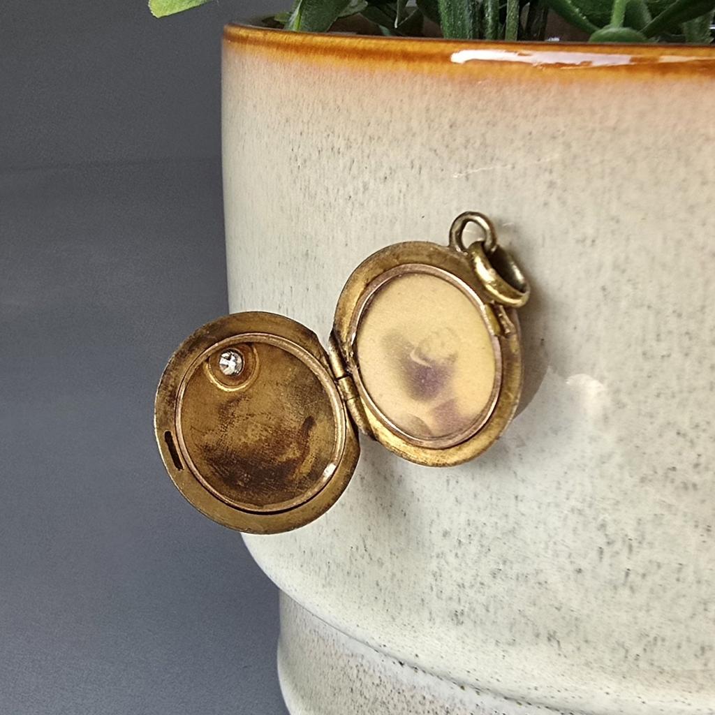 Antikes Medaillon mit Steinchen - Schaumgold