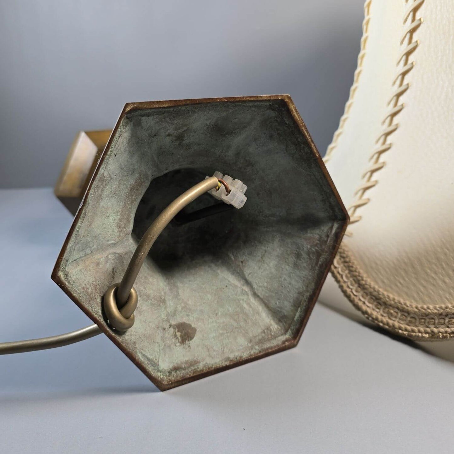 Schwere Tischlampe aus Messing mit Lederschirm