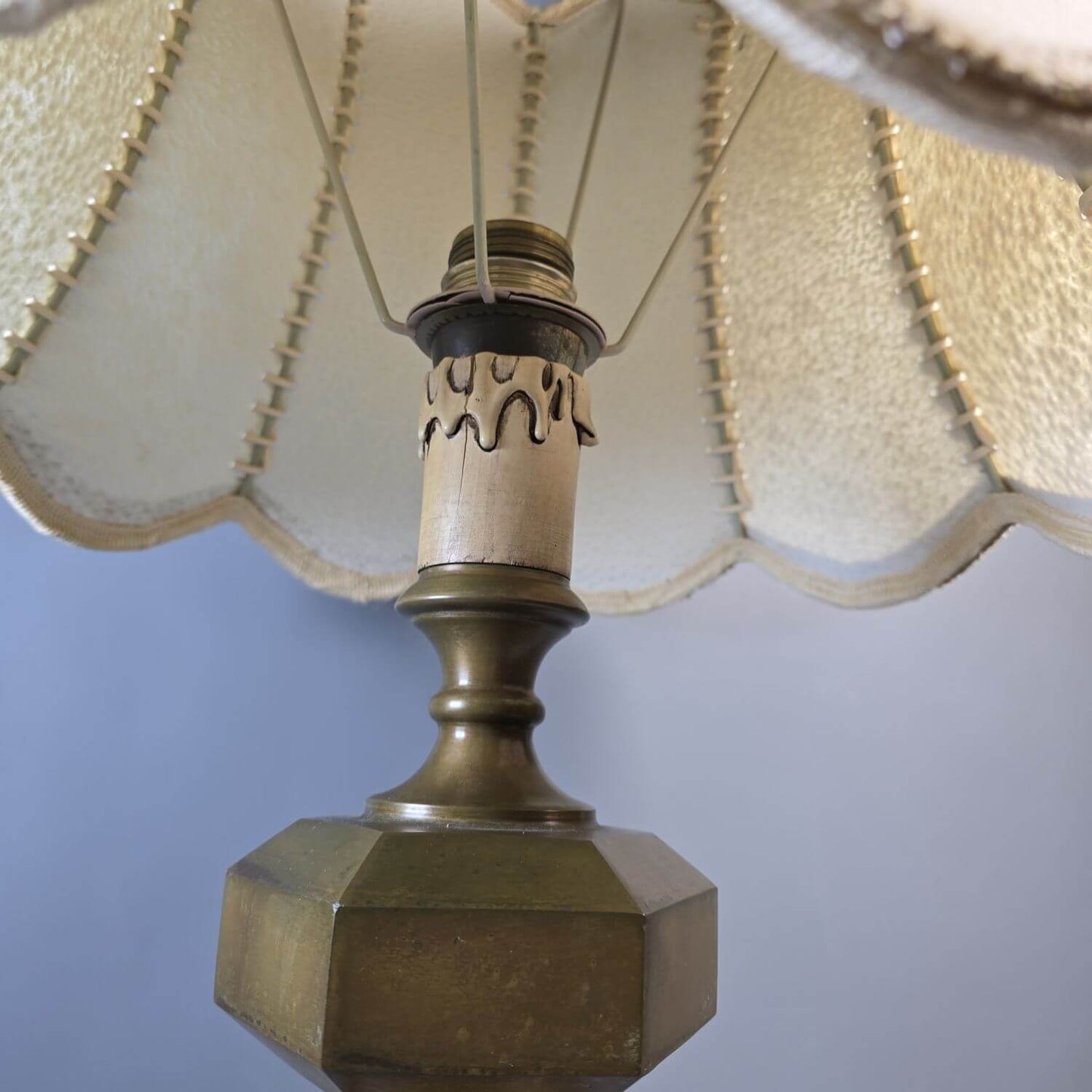 Schwere Tischlampe aus Messing mit Lederschirm