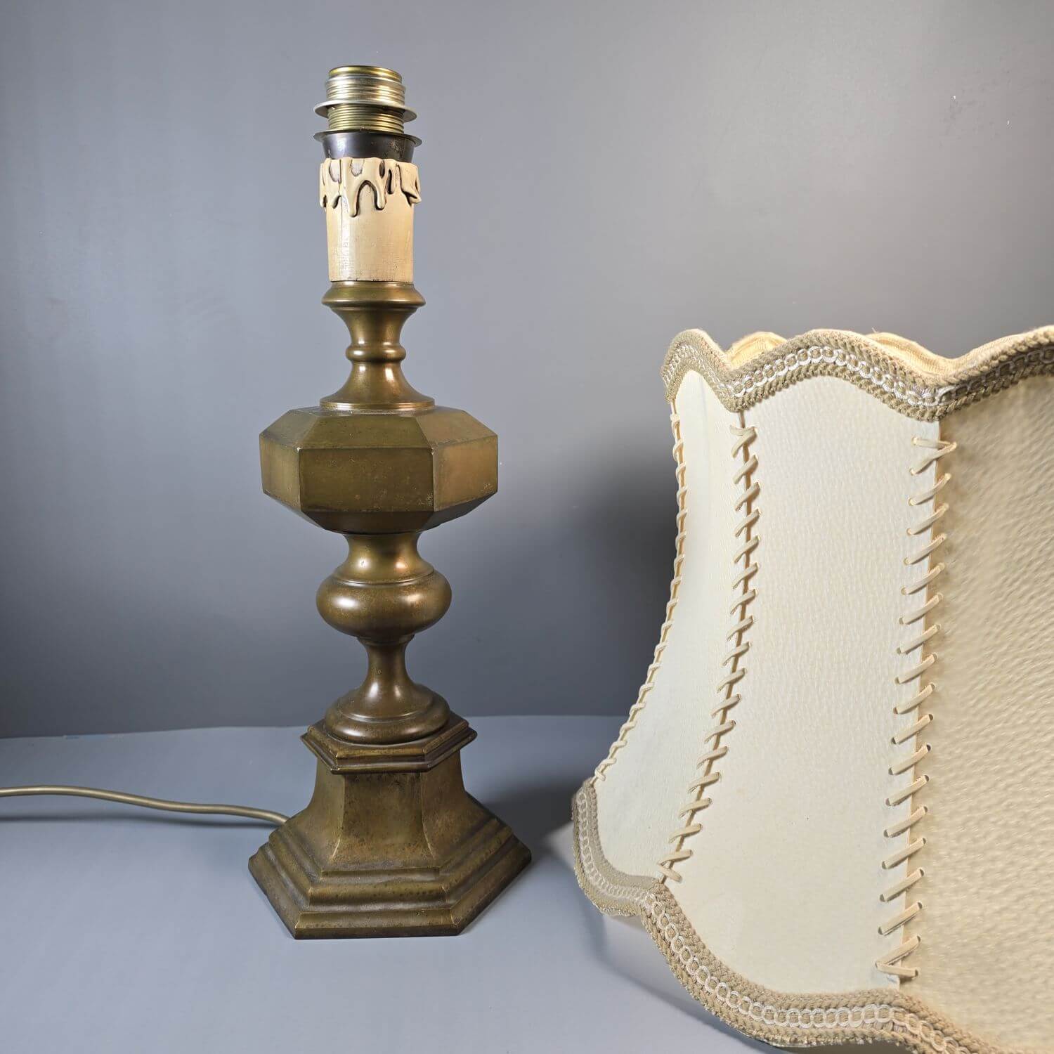 Schwere Tischlampe aus Messing mit Lederschirm