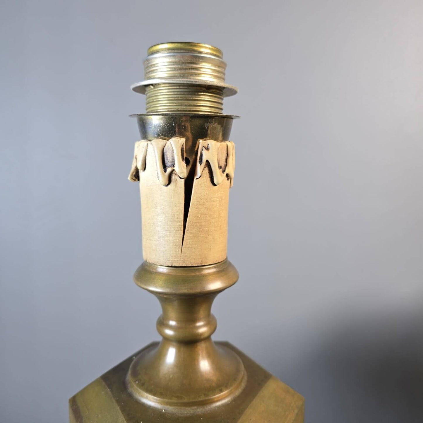 Schwere Tischlampe aus Messing mit Lederschirm