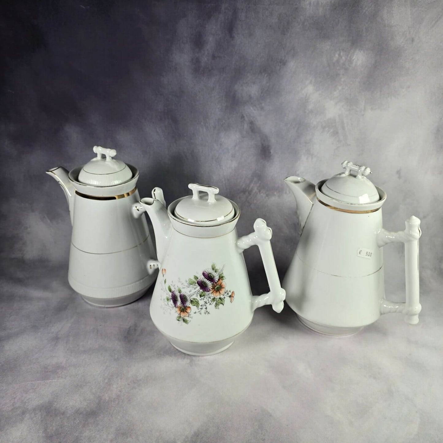 Set aus drei antiken Kanne mit Deckel