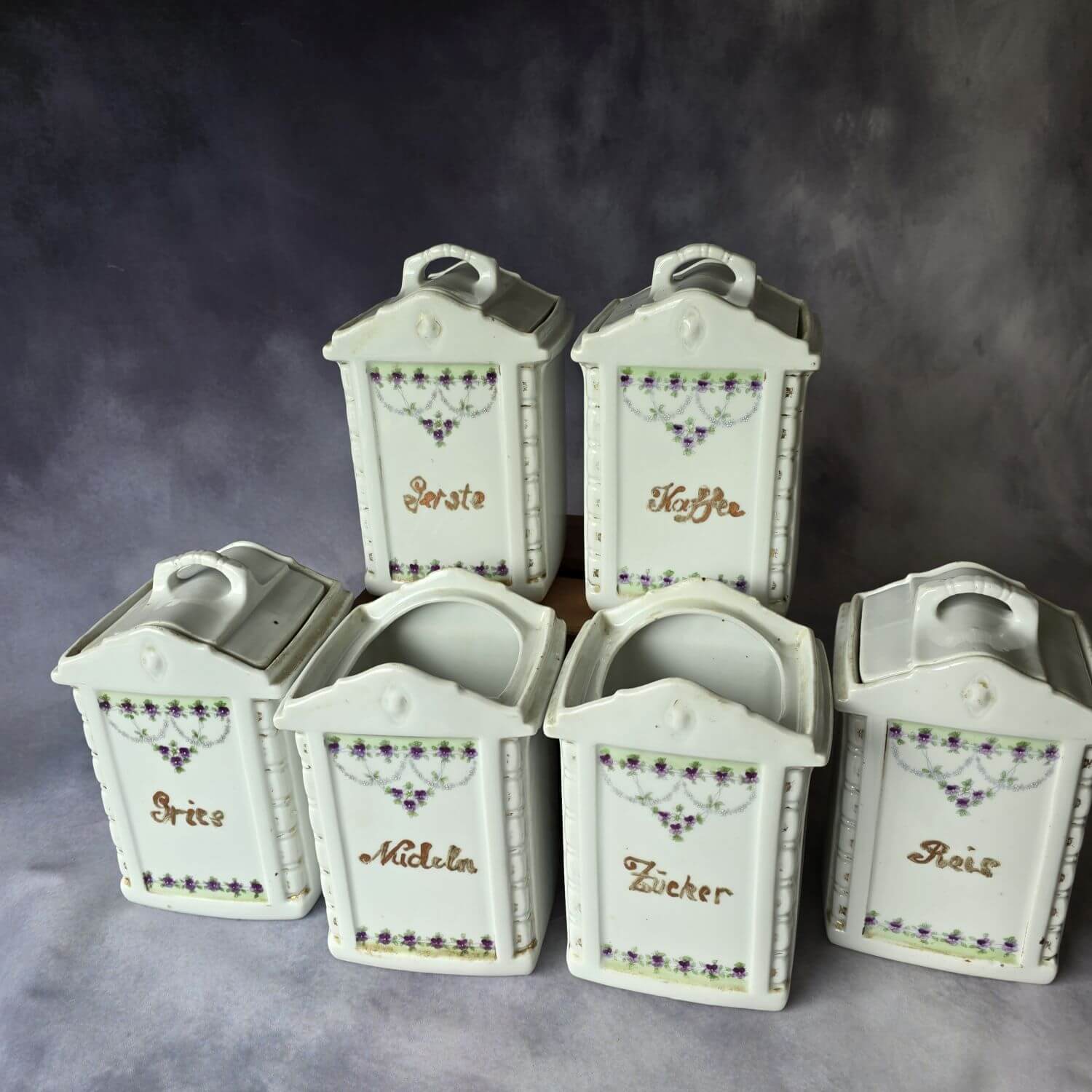 Sechs shabby Vorratsbehäler für die Küche