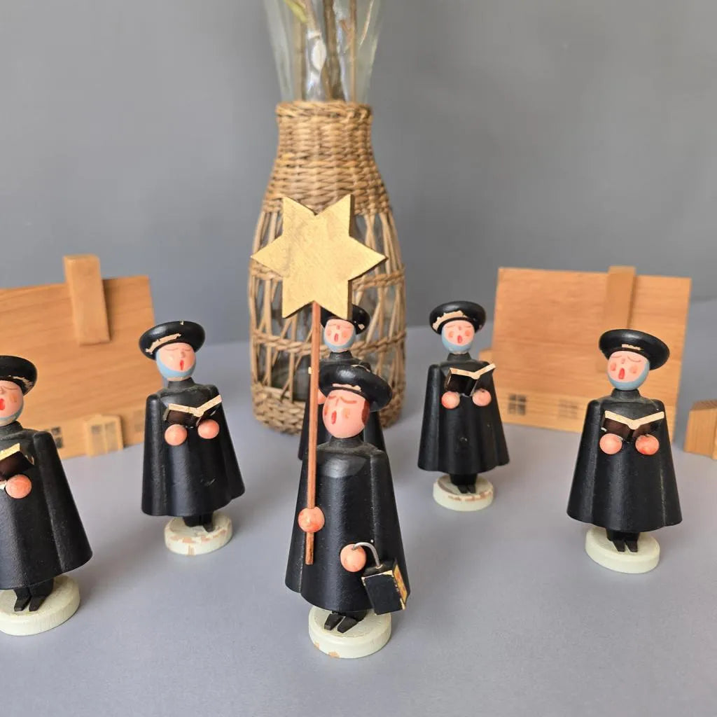 9 tlg. Seiffener Kurrende Sänger mit Kirche und Häusern - 8cm- Erzgebirge - 60er Jahre 