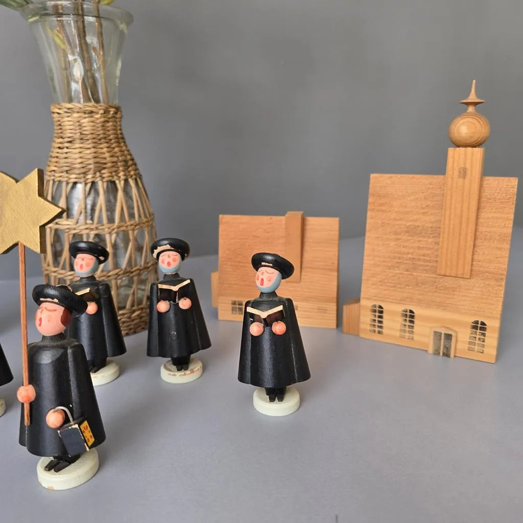 9 tlg. Seiffener Kurrende Sänger mit Kirche und Häusern - 8cm- Erzgebirge - 60er Jahre 