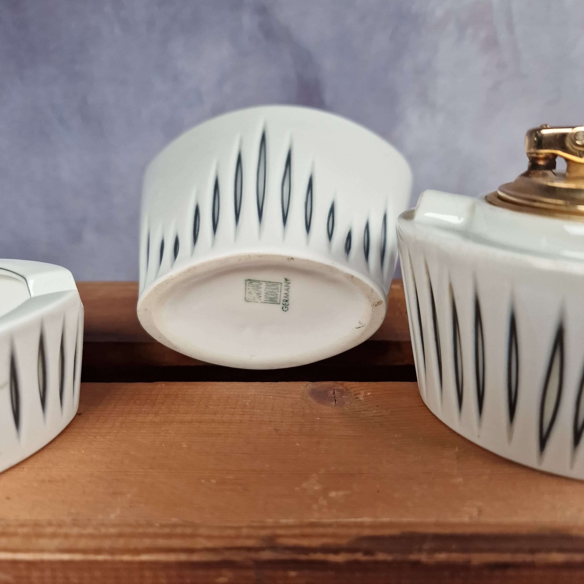 3 Teile Sgrafo Modern 50s Porzellan - Tischfeuerzeug - Aschenbecher - Vase