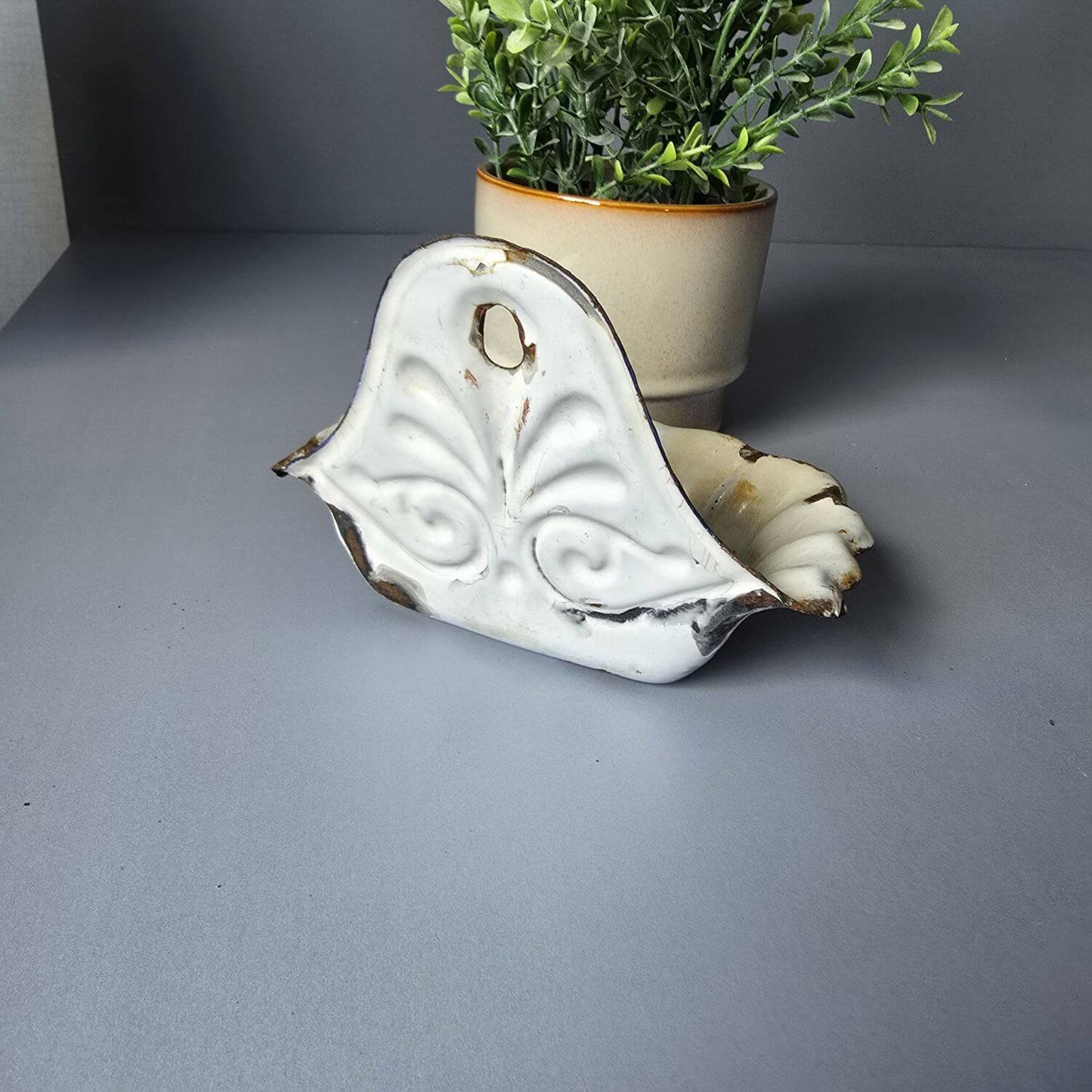 Emaille Seifenablage um 1900, shabby, für die Wand