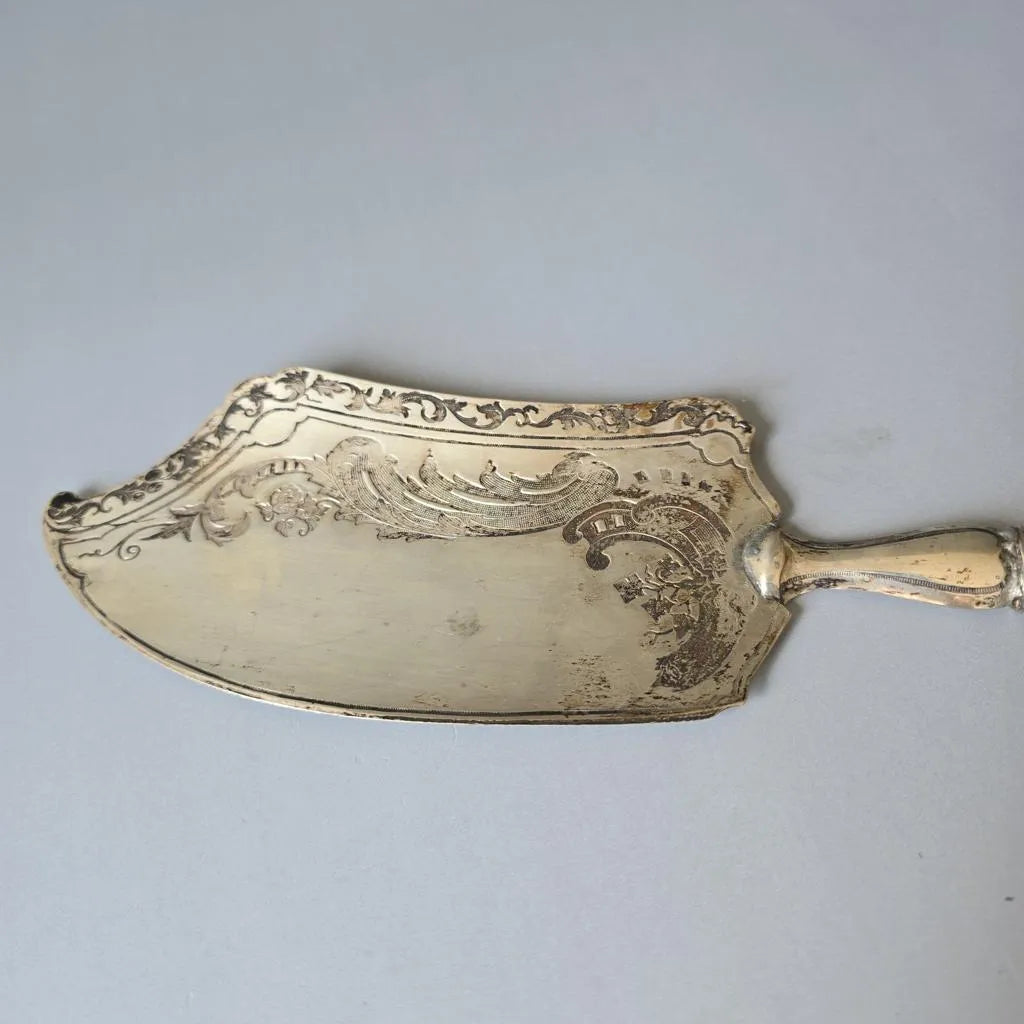 Antiker Fischheber - reich verziert - wohl Silber mit Monogramm