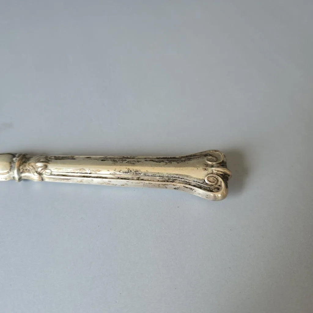 Antiker Fischheber - reich verziert - wohl Silber mit Monogramm