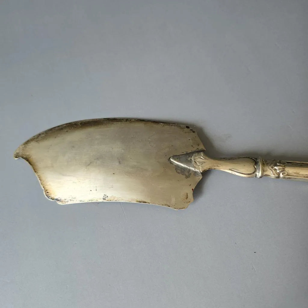 Antiker Fischheber - reich verziert - wohl Silber mit Monogramm