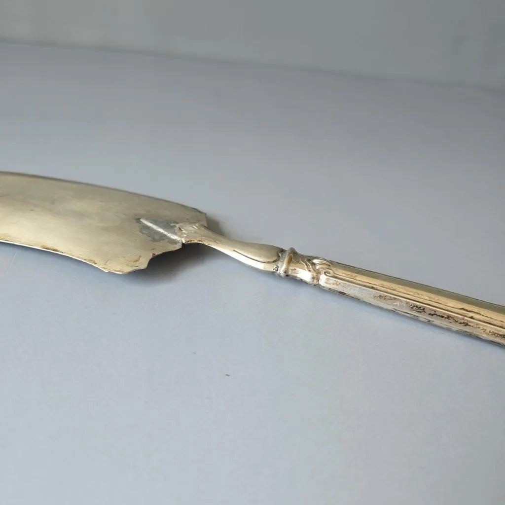 Antiker Fischheber - reich verziert - wohl Silber mit Monogramm